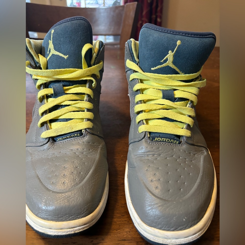 Jordan 1 Retro '97 TXT Pewter Electric Yellow Shoe.